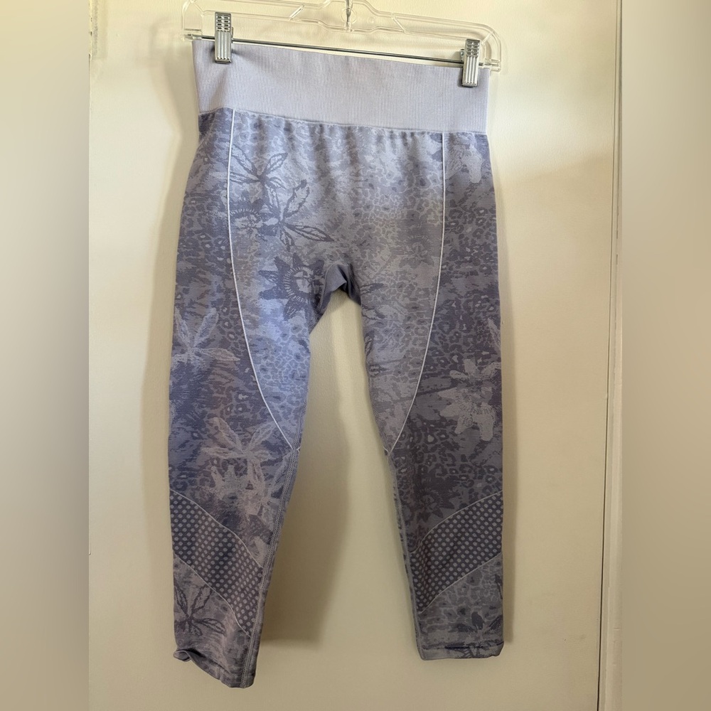 Fabletics Light Purple Capri Leggings, Size Medium